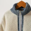 Buzo combinado beige y jeans