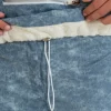 Buzo combinado beige y jeans
